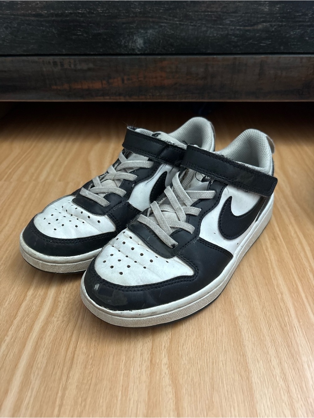 Nike Kids Black and White Low-Top Sneakers with Hook-and-Loop Strap